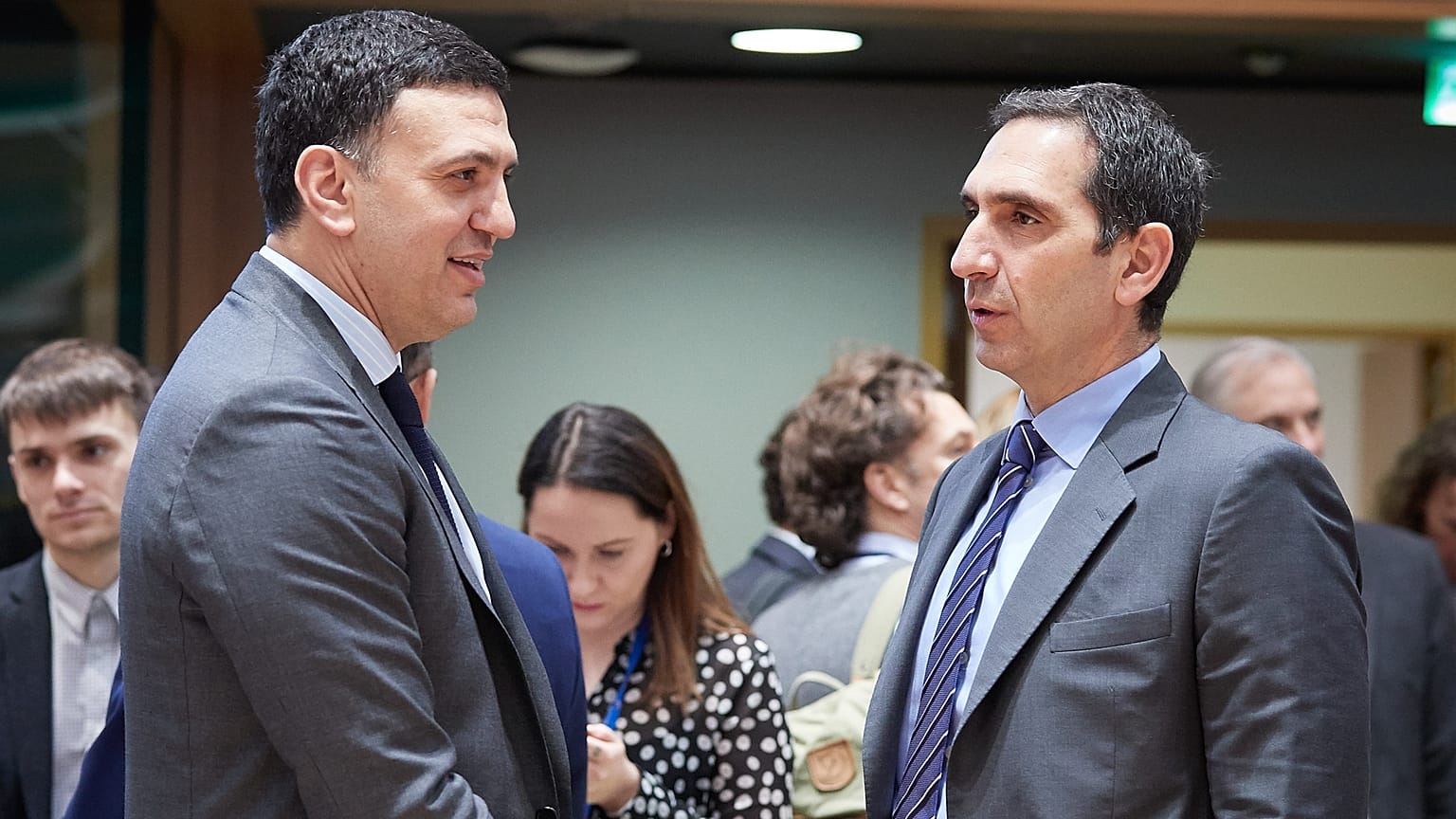 Χαιρετισμός με αγκώνες αντί χειραψίας για Κικίλια - Ιωάννου