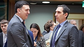 Χαιρετισμός με αγκώνες αντί χειραψίας για Κικίλια - Ιωάννου