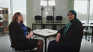 بحث و جدال تلویزیونی دو زن مسلمان سوئدی درباره ممنوعیت روسری در مدارس