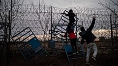 Migranten versuchen, über Grenzzaun nach Griechenland zu gelangen. 
