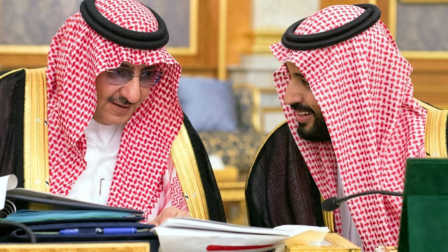 Eski veliaht prens Muhammed bin Nayef ve Veliaht Prens Muhammed bin Selman