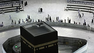 أعداد قليلة من الطائفين بالكعبة فجر السبنت