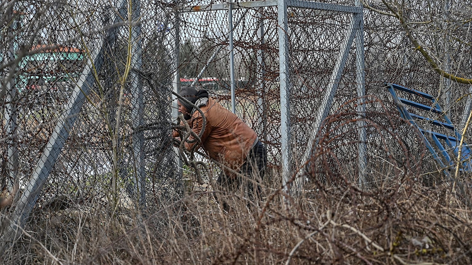 Un migrante se encuentra cerca de la valla fronteriza de la zona de amortiguación de la frontera entre Turquía y Grecia, cerca del paso fronterizo de Pazarkule en Edirne