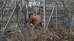 Un migrante se encuentra cerca de la valla fronteriza de la zona de amortiguación de la frontera entre Turquía y Grecia, cerca del paso fronterizo de Pazarkule en Edirne