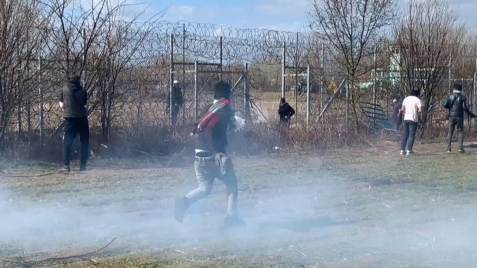Enfrentamientos entre policías y migrantes en las fronteras griegas
