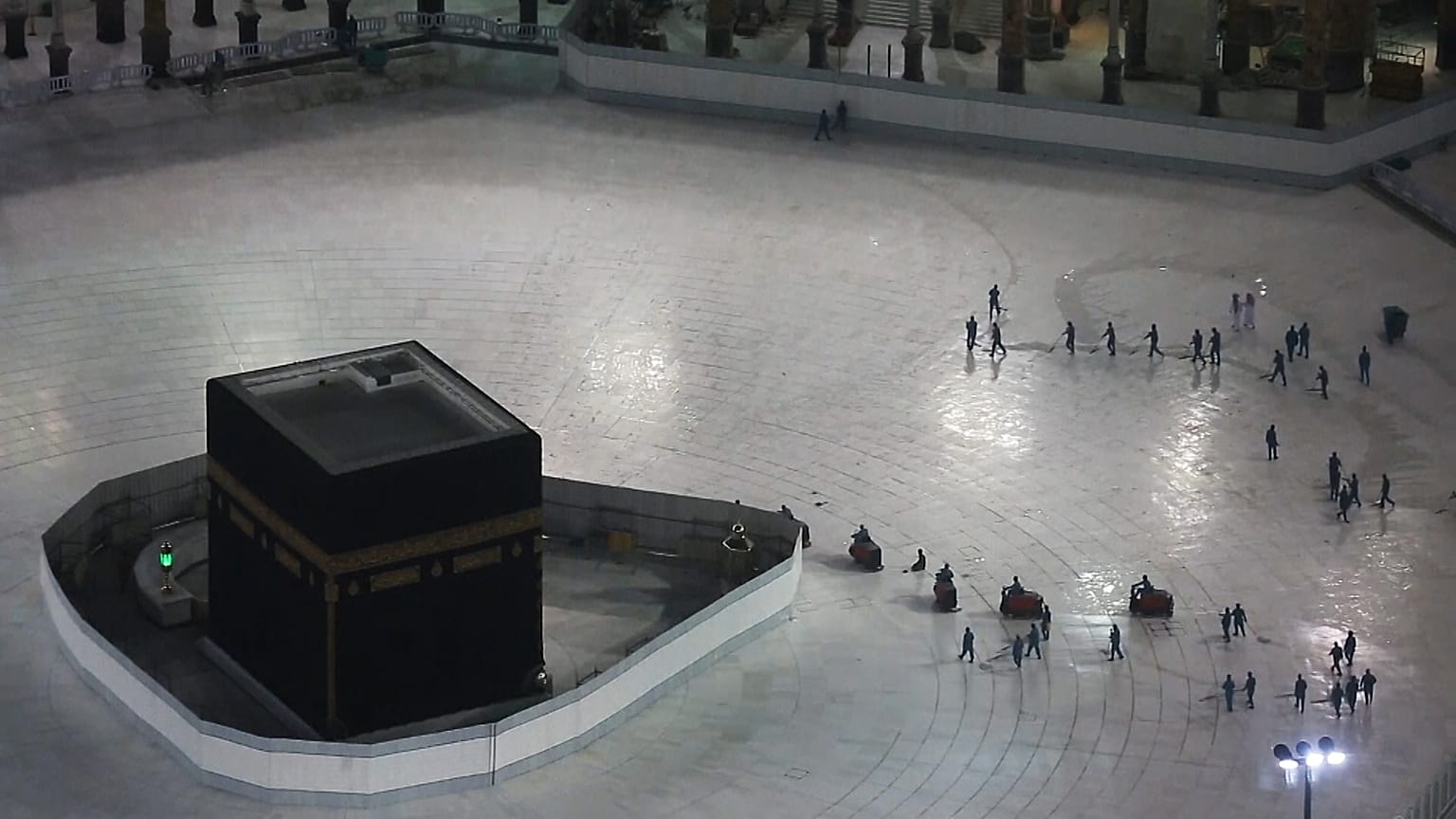 Images of empty space surrounding the Kaaba in Mecca's Grand Mosque