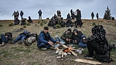 Yunanistan'a geçmeyi bekleyen göçmenler
