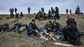 Yunanistan'a geçmeyi bekleyen göçmenler