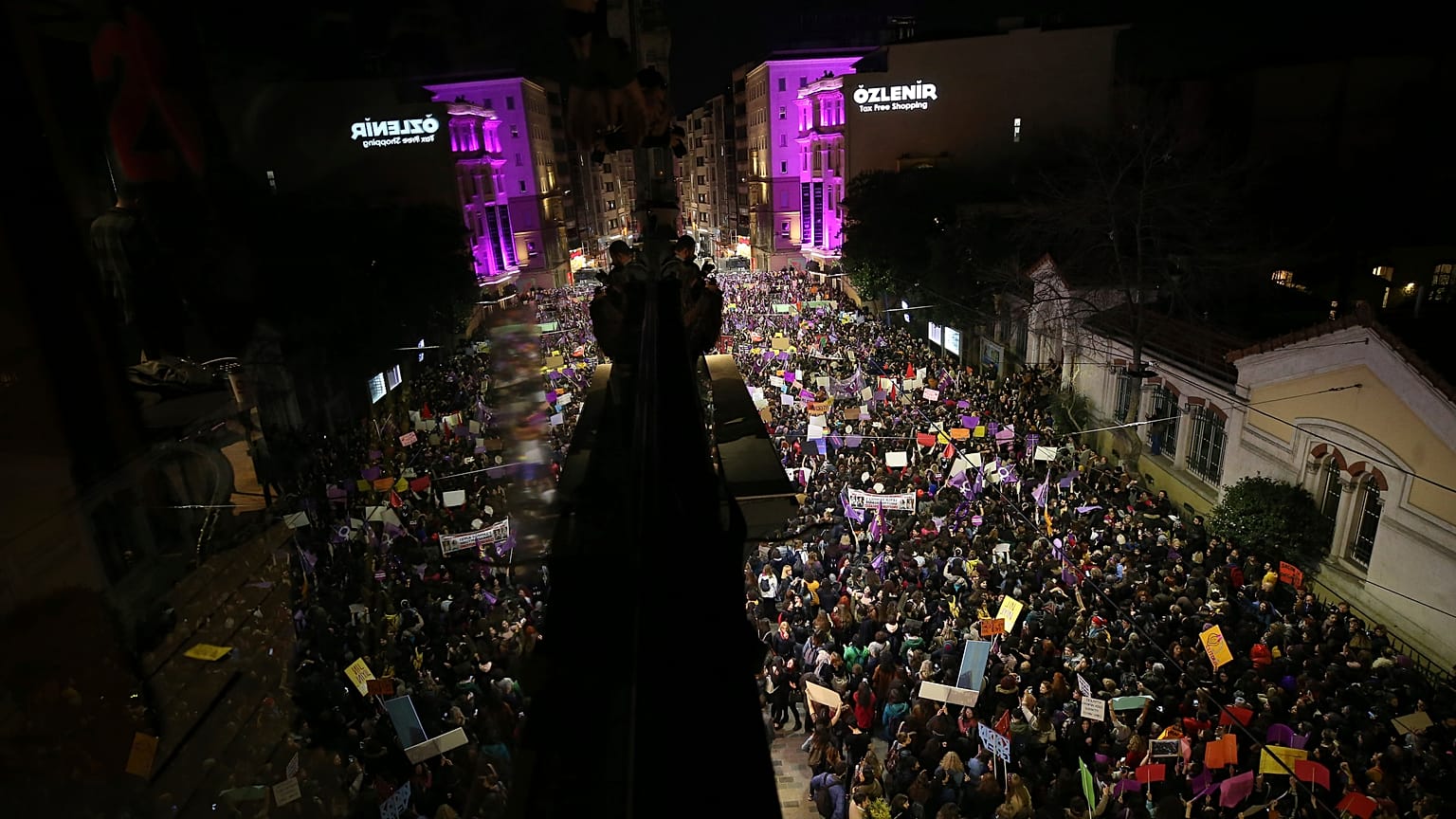 İstanbul Valiliği'nden 8 Mart kararı: Taksim'e çıkan yollar kapatıldı