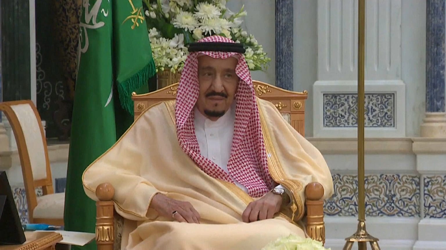 الملك سلمان مستمعاً إلى يمين قسم يؤديه سفيرا السعودية الجديدان إلى أوكرانيا والأوروغواي 