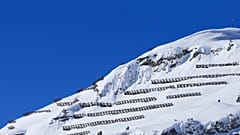 Schneezäune zum Lawinenschutz nahe Lech am Arlberg in Österreich. 