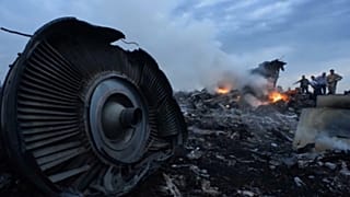Tüntettek az MH17-et ért támadásban meghaltak szerettei a per előtti napon
