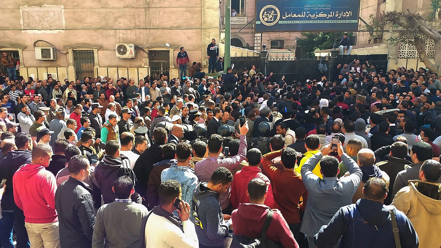 مئات المصريين احتشدوا اليوم أمام مقر وزارة الصحة والسكان 