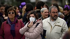 Una mujer que lleva una máscara en la manifestación con motivo del Día Internacional de la Mujer en Madrid el 8 de marzo de 2020. 