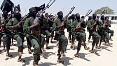 صورة أرشيفية للمئات من المقاتلين الجدد المنضمين إلى حركة الشباب الصومالية خلال تدريب عسكري في لافوف جنوب مقديشو بالصومال. 17/02/2011