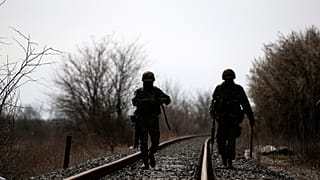 Des soldats grecs patrouillent près de la gare de Kastanies, proche de la frontière entre Grèce et Turquie, le 8 mars 2020