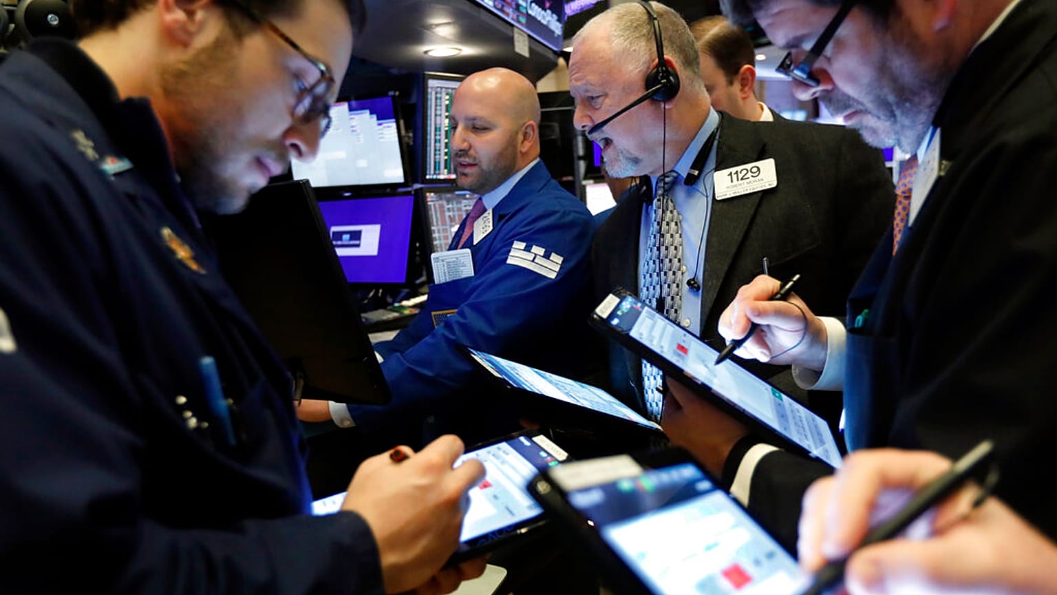 Petróleo cai mais de 30%, bolsas mundiais afundam