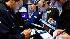 Petróleo cai mais de 30%, bolsas mundiais afundam