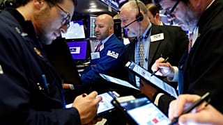 Petróleo cai mais de 30%, bolsas mundiais afundam
