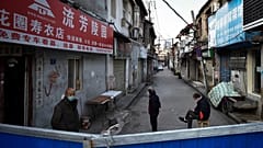 Des barricades bloquent une zone résidentielle à Wuhan, en Chine, le 23 février dernier.