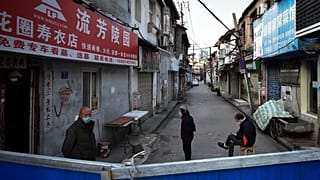 Des barricades bloquent une zone résidentielle à Wuhan, en Chine, le 23 février dernier.