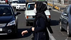 Koronavirüse ( Covid-19 ) karşı maske takan bir kadın. Tahran / İran 