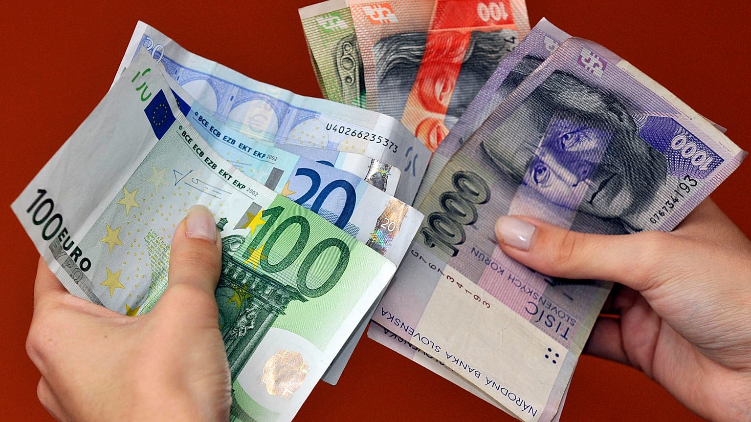 هل ينتشر فيروس كورونا عبر الأوراق النقدية؟