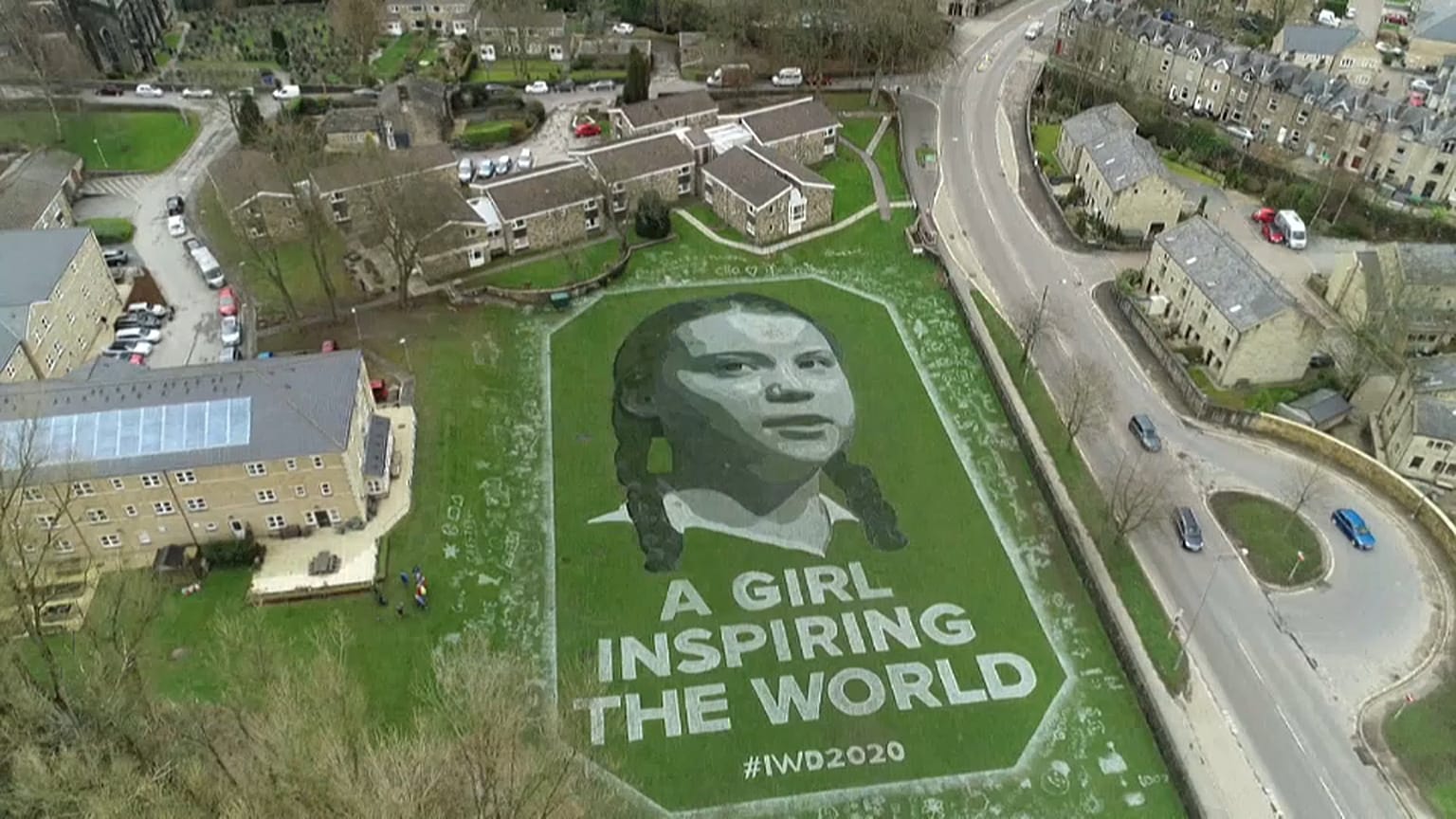 İngiltere'de 8 Mart nedeniyle Greta Thunberg'in devasa portresi çizildi