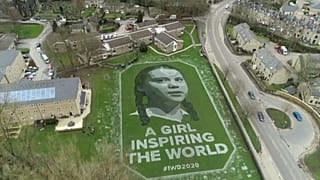 İngiltere'de 8 Mart nedeniyle Greta Thunberg'in devasa portresi çizildi