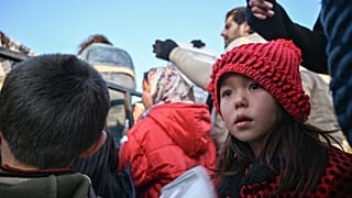 Avrupa'ya gitmek için Yunanistan sınırına gelen göçmenler, yemek için beklerken. Göçmenler daha sonra Meriç Nehri üzerinden Yunanistan'a geçmeyi deneyecek