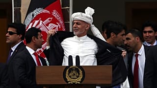 اشرف غنی بعد از شلیک چندین راکت سینه سپر می‌کند و می‌گوید که جلیقه ضدگلوله و ترسی ندارد، ۹ مارس ۲۰۲۰/کابل 