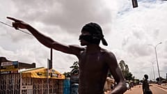 Burkina Faso'nun başkenti Ouagadougou'da bir protestocu (arşiv) 