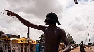 Burkina Faso'nun başkenti Ouagadougou'da bir protestocu (arşiv) 