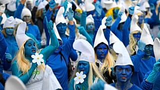 Francia, raduno di 3500 persone vestite da puffi: "Pufferemo il coronavirus"