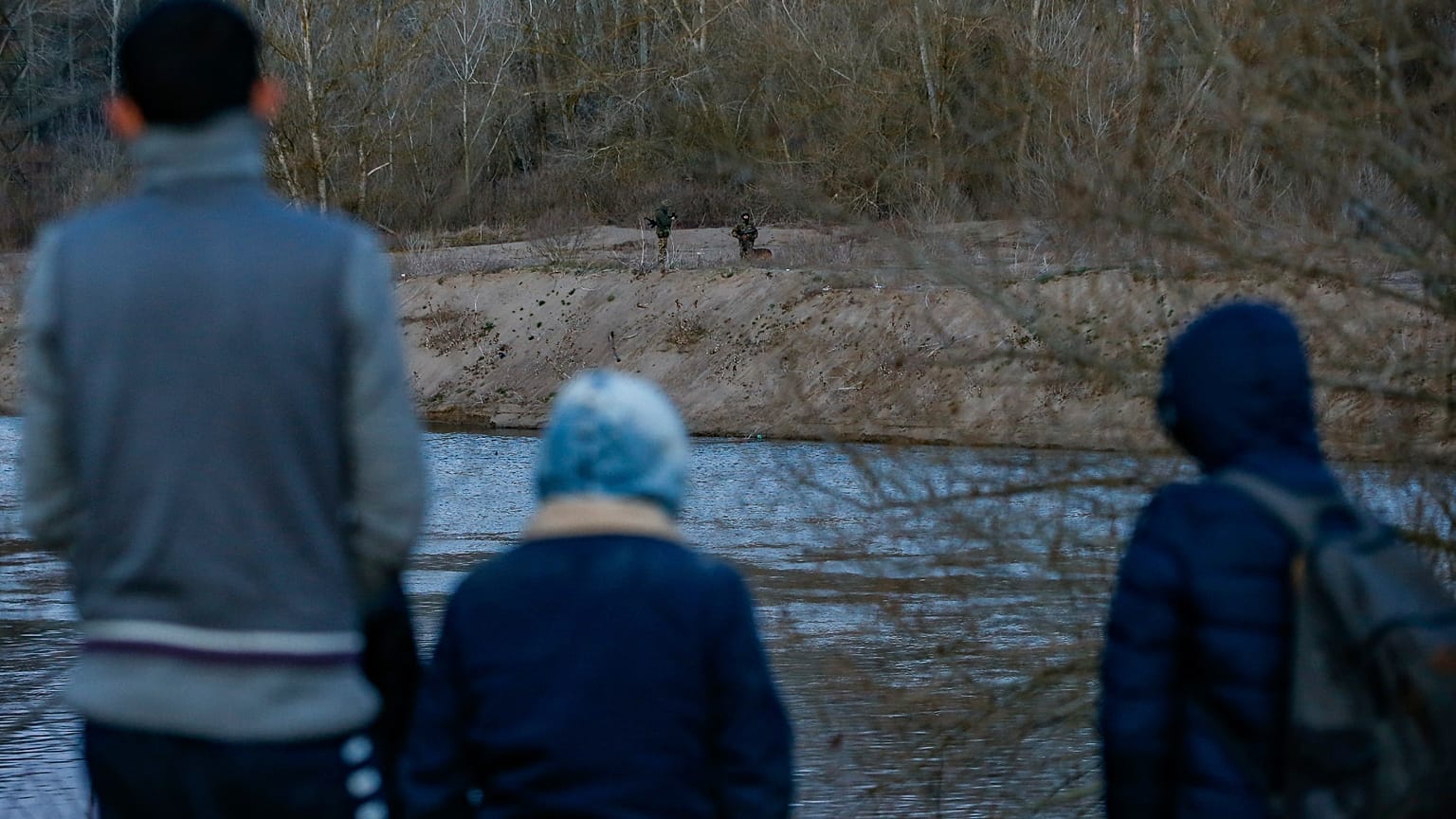 Migrantes en el río Evros en Edirne, Turquía en la frontera turco-griega mientras los soldados griegos son vistos al otro lado, el lunes 2 de marzo de 2020.