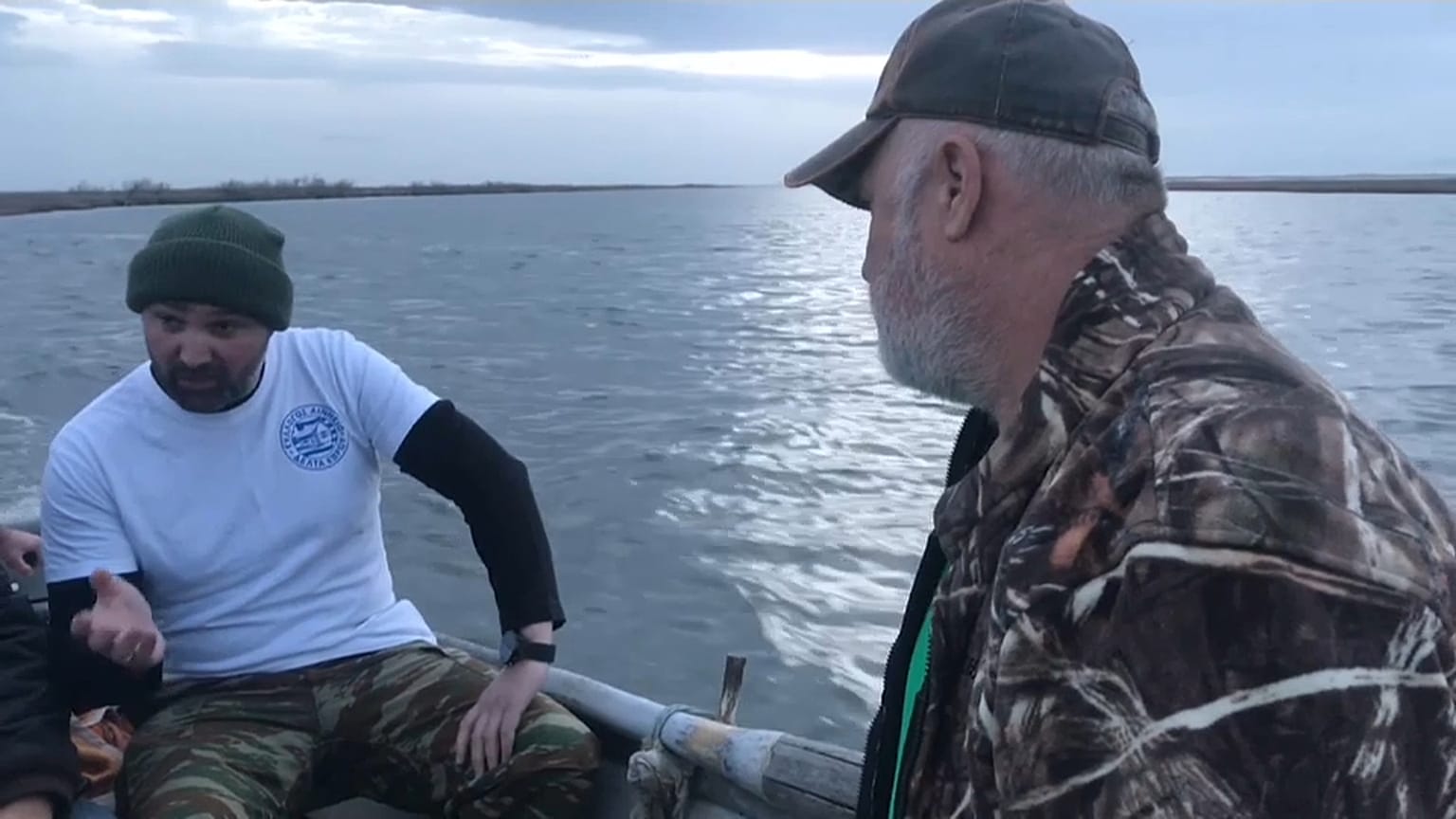 Os pescadores que patrulham a fronteira grega