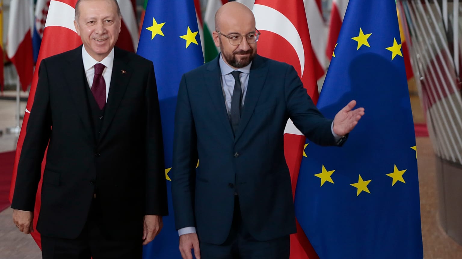 A török elnök konkrét támogatást vár az EU-tól és a NATO-tól