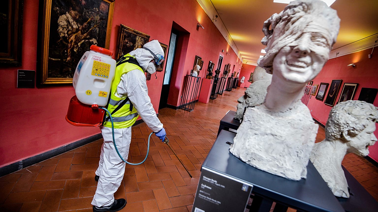 Desinfektionsmaßnahmen in einem Museum in Neapel