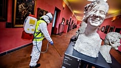 Desinfektionsmaßnahmen in einem Museum in Neapel