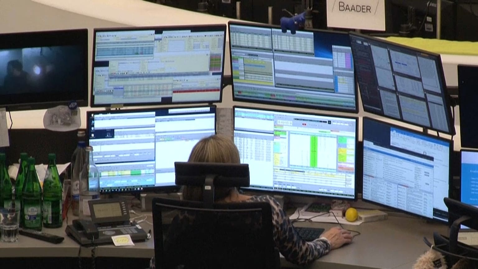 Timide rebond pour les bourses européennes après un lundi noir