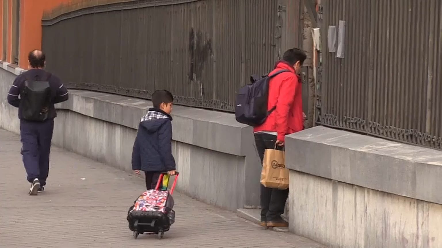 Padre acompañando a su hijo al colegio
