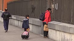 Padre acompañando a su hijo al colegio