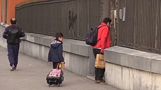 Padre acompañando a su hijo al colegio