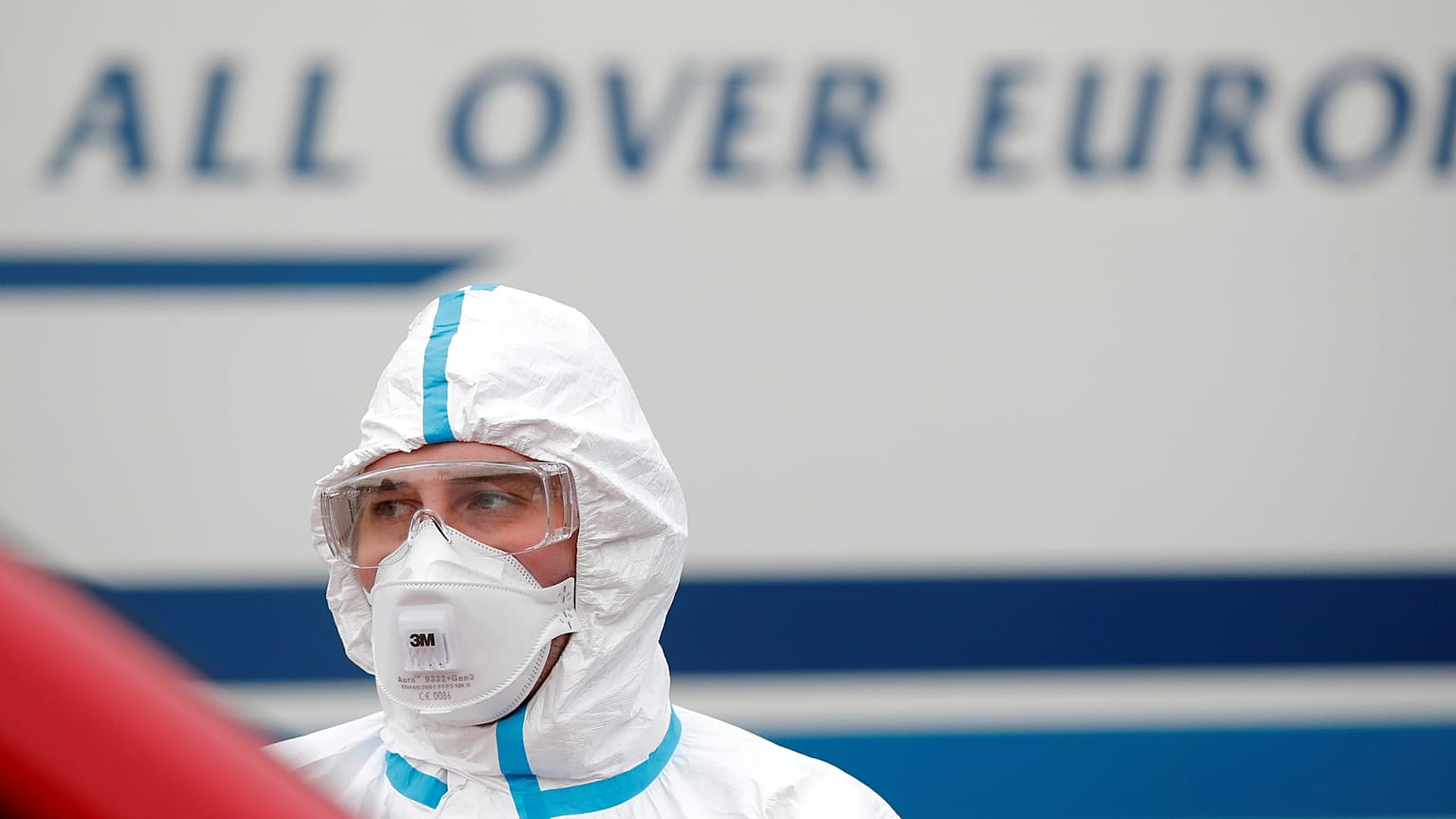 Polnische Einsatzkraft in Schutzkleidung gegen das Virus an der Grenze zu Deutschland