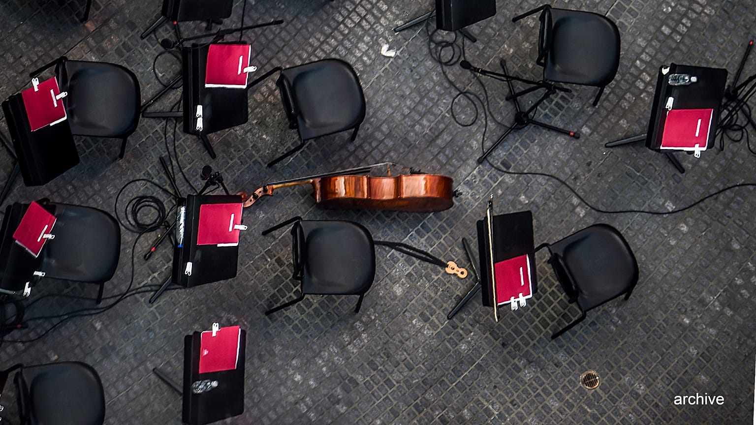 Image d'illustration - Un instrument au milieu de chaises vides lors d'un entracte à Caracas, le 20 décembre 2017