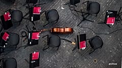 Image d'illustration - Un instrument au milieu de chaises vides lors d'un entracte à Caracas, le 20 décembre 2017