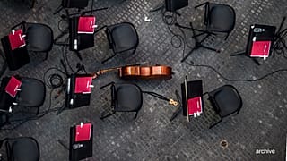 Image d'illustration - Un instrument au milieu de chaises vides lors d'un entracte à Caracas, le 20 décembre 2017