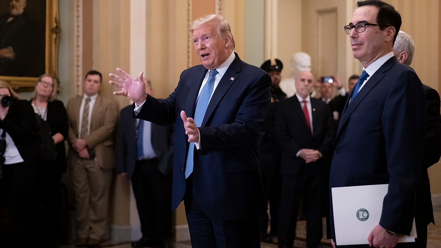 ABD Başkanı Donald Trump  ve Hazine Bakanı Steven Mnuchin basın toplantısında, 10 Mart 2020