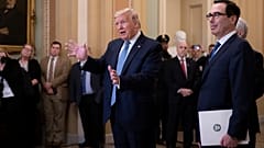 ABD Başkanı Donald Trump  ve Hazine Bakanı Steven Mnuchin basın toplantısında, 10 Mart 2020