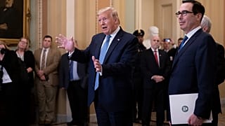 ABD Başkanı Donald Trump ve Hazine Bakanı Steven Mnuchin basın toplantısında, 10 Mart 2020